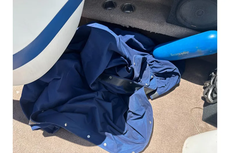 Slide: The Image of Blue tarp and boat accessories inside a 2002 Chaparral 205 SSe. - 20