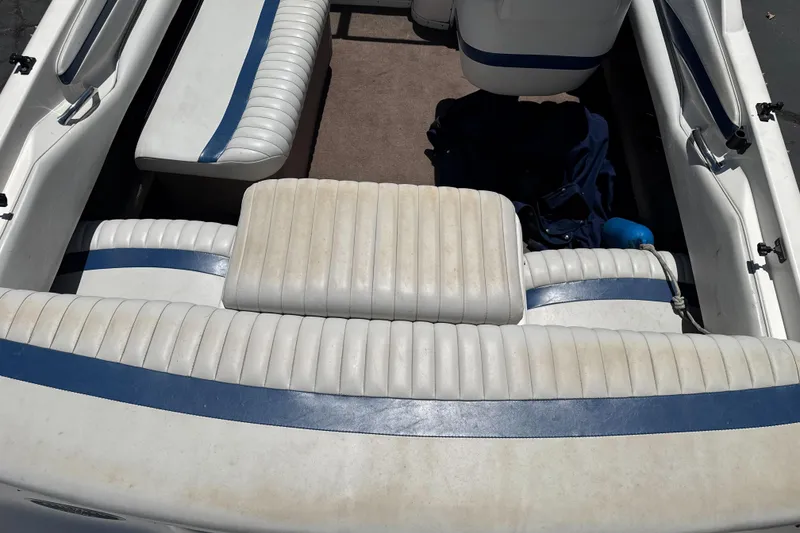 Slide: The Image of Interior of 2002 Chaparral 205 SSe boat with white and blue seating. - 9