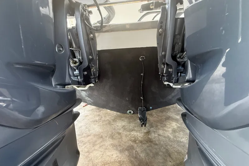 Slide: The Image of 2007 Robalo R260 Center Console boat engines and transom view. - 18