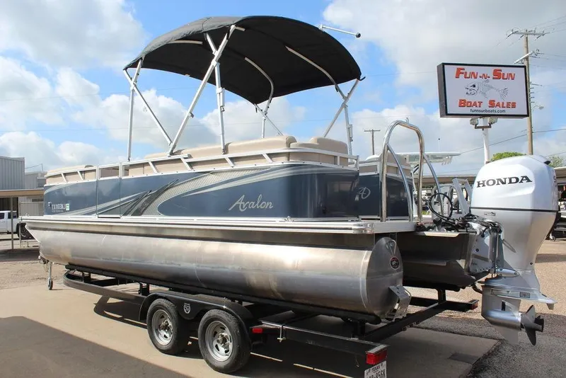 Slide: The Image of 2021 Avalon VLS Quad Lounge 22 FT pontoon boat at Fun-n-Sun Boat Sales. - 8