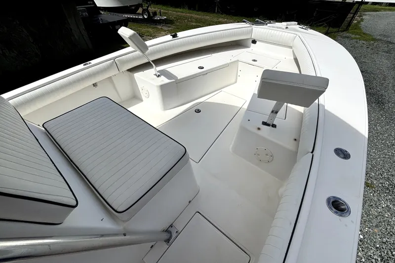 Slide: The Image of 2000 Regulator 26 Forward Seating boat interior with white cushioned seats and spacious layout. - 16