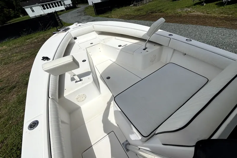 Slide: The Image of 2000 Regulator 26 Forward Seating boat with spacious white interior and seating arrangement. - 15