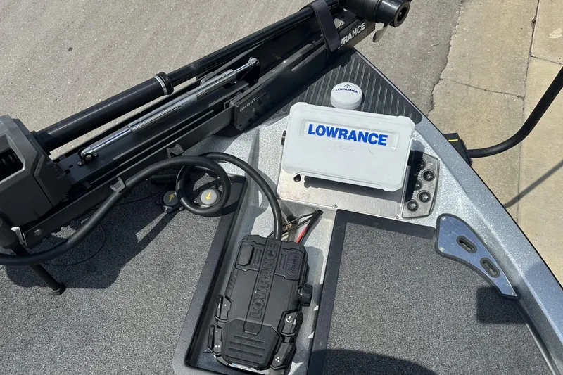 Slide: The Image of 2018 Ranger Z518 boat deck with Lowrance electronics and Ghost trolling motor. - 32