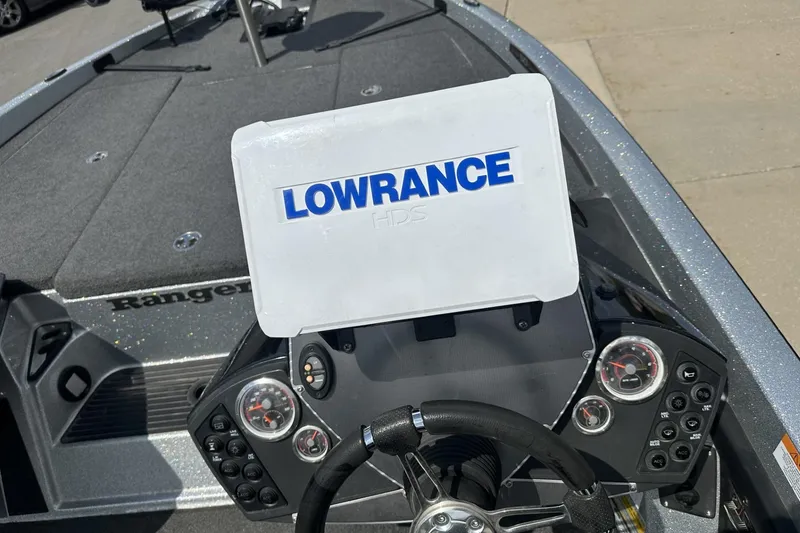Slide: The Image of 2018 Ranger Z518 boat dashboard with Lowrance HDS system and steering wheel. - 21
