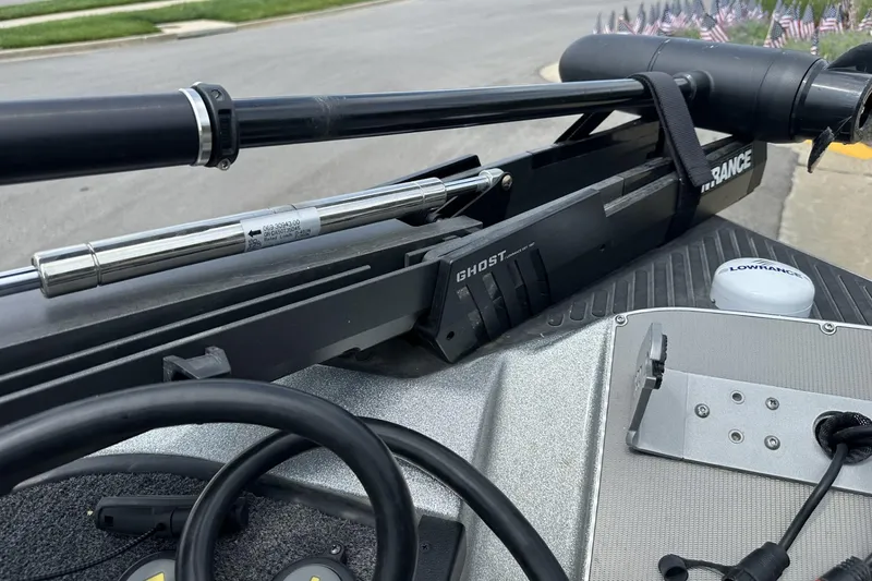 Slide: The Image of 2018 Ranger Z518 boat with Lowrance Ghost trolling motor and accessories. - 31