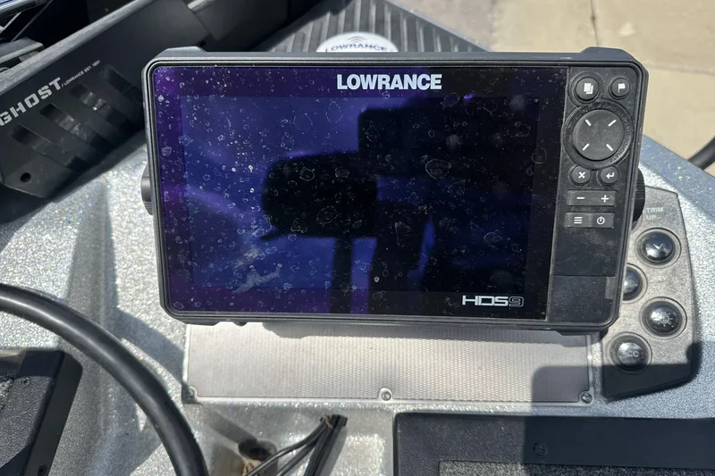 Slide: The Image of Lowrance HDS9 fishfinder on 2018 Ranger Z518 boat dashboard. - 33