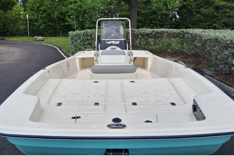 Slide: The Image of 2026 Mako Pro Skiff 17 CC boat with spacious deck and center console. - 3