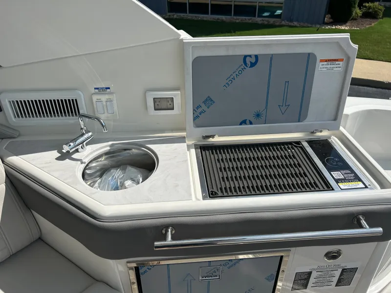 Slide: The Image of Sea Ray Sundancer 320 2027 - 19