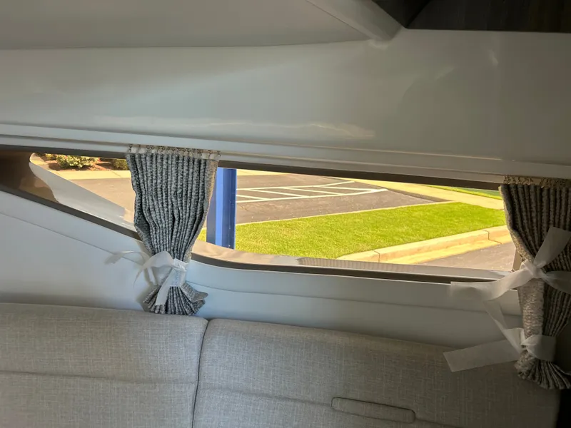 Slide: The Image of Sea Ray Sundancer 320 2027 - 38