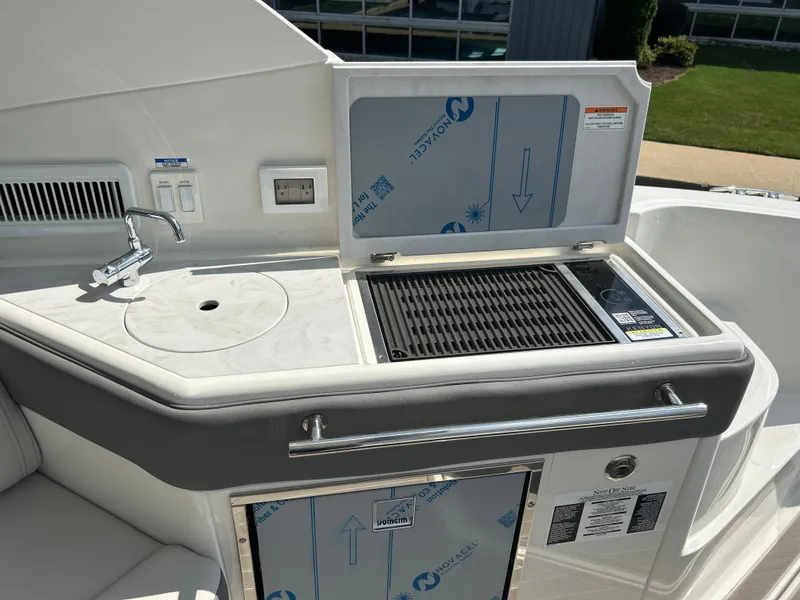 Slide: The Image of Sea Ray Sundancer 320 2027 - 18
