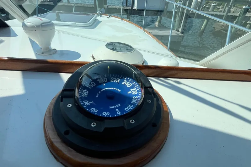 Slide: The Image of Compass on 2004 Hunt Yachts Surfhunter 29 boat, docked by the water. - 27