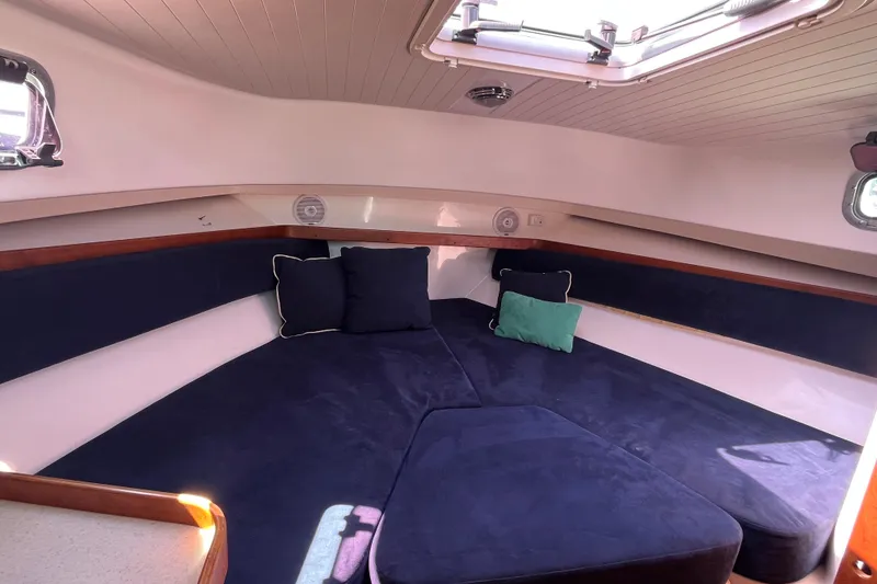 Slide: The Image of Interior cabin of 2004 Hunt Yachts Surfhunter 29 with cozy seating and cushions. - 20