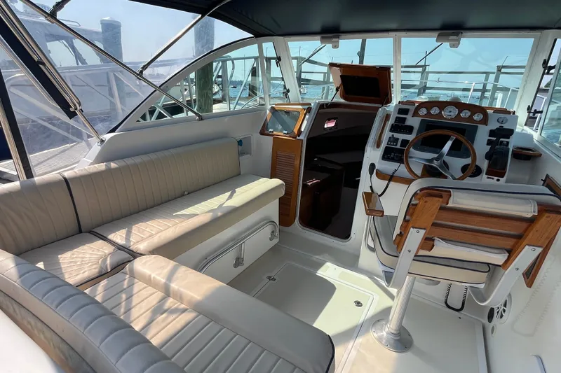 Slide: The Image of Interior of 2004 Hunt Yachts Surfhunter 29, featuring helm and seating area. - 10