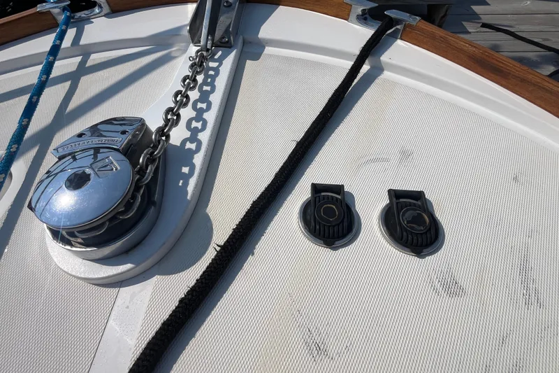Slide: The Image of Deck of 2004 Hunt Yachts Surfhunter 29 with winch and cleats. - 31
