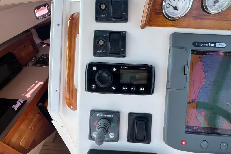Slide: The Image of Control panel of a 2004 Hunt Yachts Surfhunter 29 with navigation and audio systems. - 17
