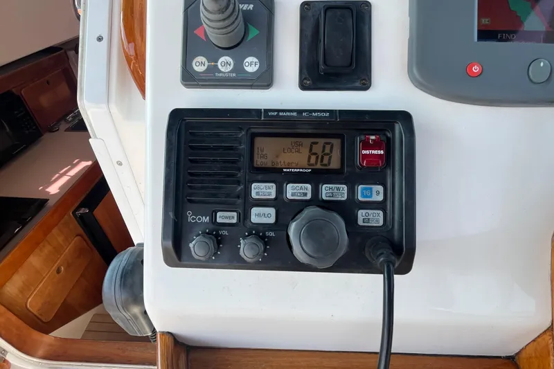 Slide: The Image of VHF marine radio on 2004 Hunt Yachts Surfhunter 29 dashboard, displaying channel 68. - 13