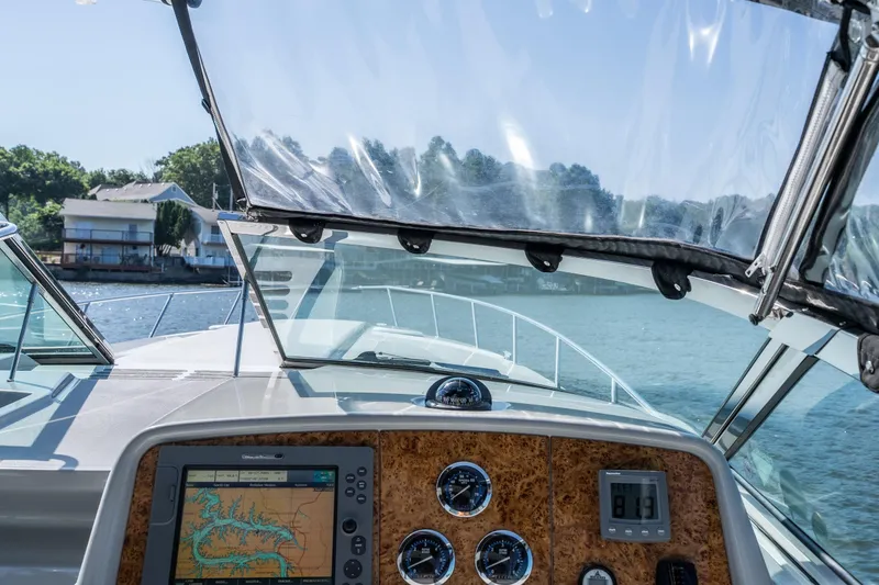 Slide: The Image of Cockpit view of 2007 Formula 400 Super Sport boat with navigation system on a sunny day. - 24