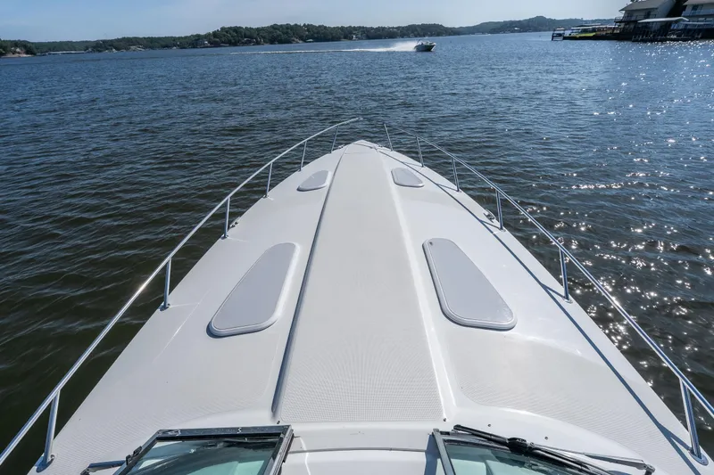 Slide: The Image of Bow view of 2007 Formula 400 Super Sport yacht cruising on a sunny lake. - 15