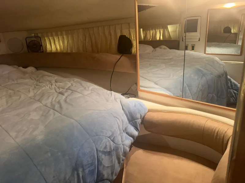 Slide: The Image of Interior of a 1997 Sea Ray Sundancer 370 with a cozy bed and mirror. - 20