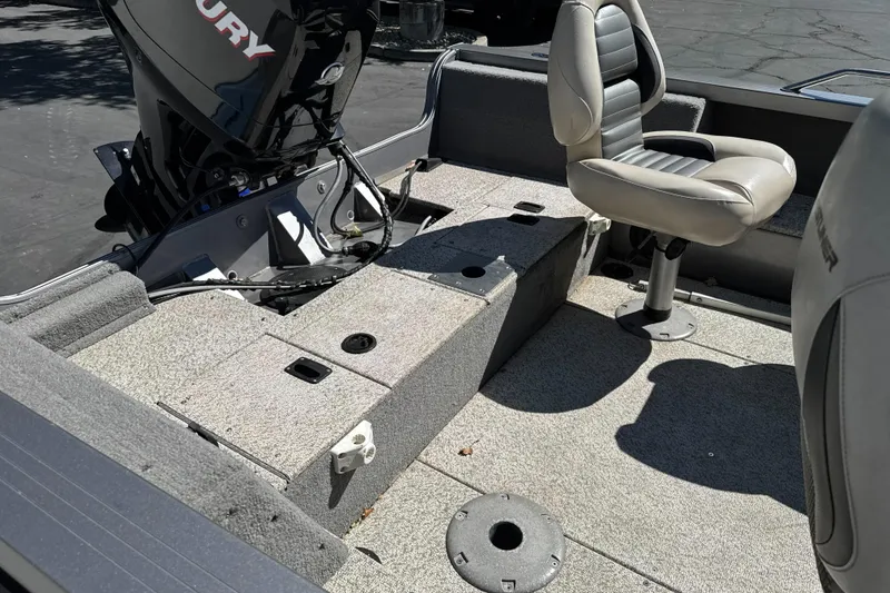 Slide: The Image of 2008 Crestliner 1750 Fish Hawk SC boat interior with seating and Mercury engine. - 17