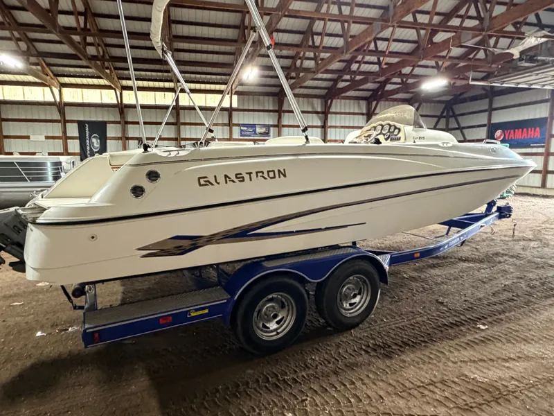 Slide: The Image of Glastron DX215 Deck Boat & 220HP 5.0L Volvo/Penta with Tandem Axle Trailer 2003 - 62