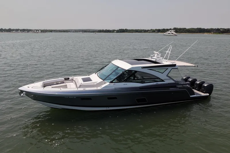 The Image of 2019 Formula 430 Super Sport Crossover boat on calm water, side view. - 1