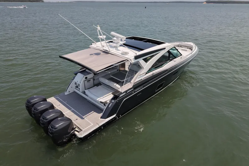 Slide: The Image of 2019 Formula 430 Super Sport Crossover boat on calm water, rear view. - 78