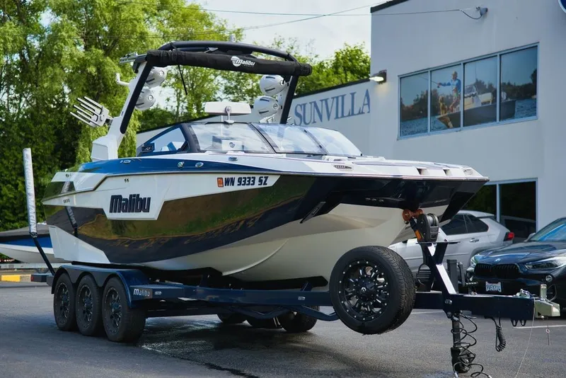 Slide: The Image of Malibu M240 2022 - 4
