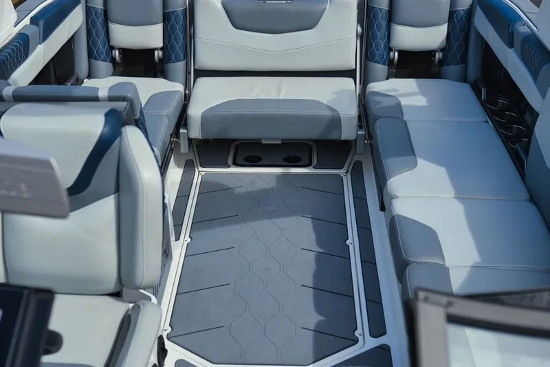Slide: The Image of Malibu M240 2022 - 20