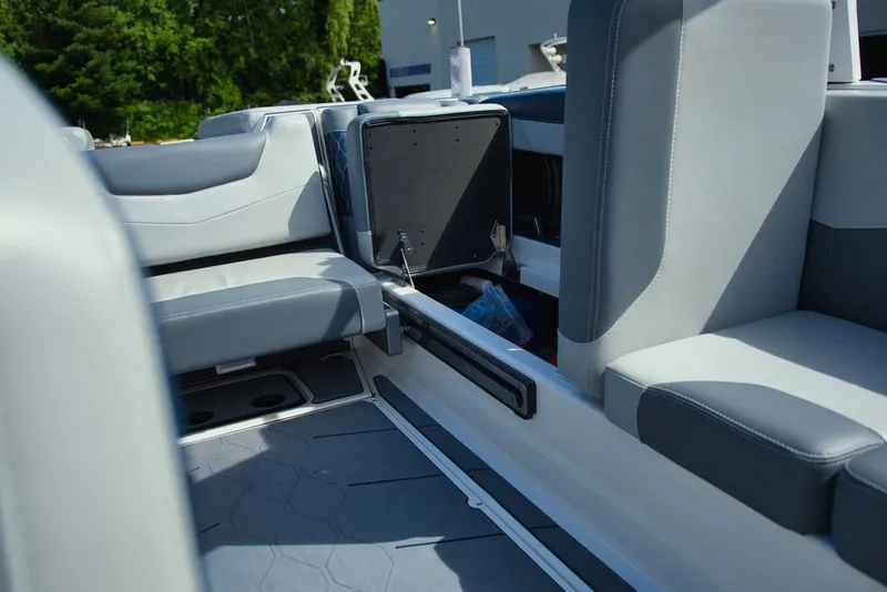 Slide: The Image of Malibu M240 2022 - 23