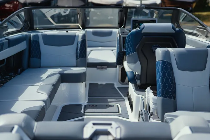 Slide: The Image of Malibu M240 2022 - 10