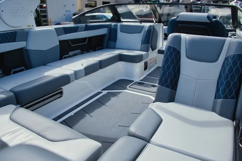Slide: The Image of Malibu M240 2022 - 13