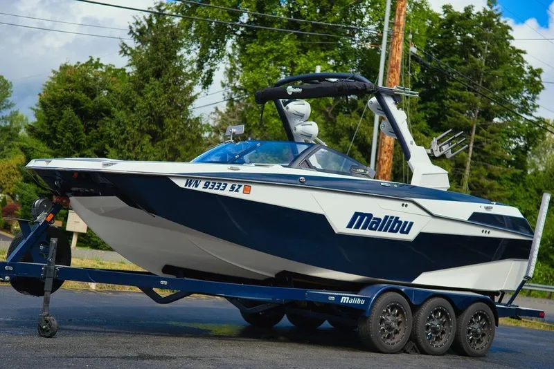 The Image of Malibu M240 2022 - 1