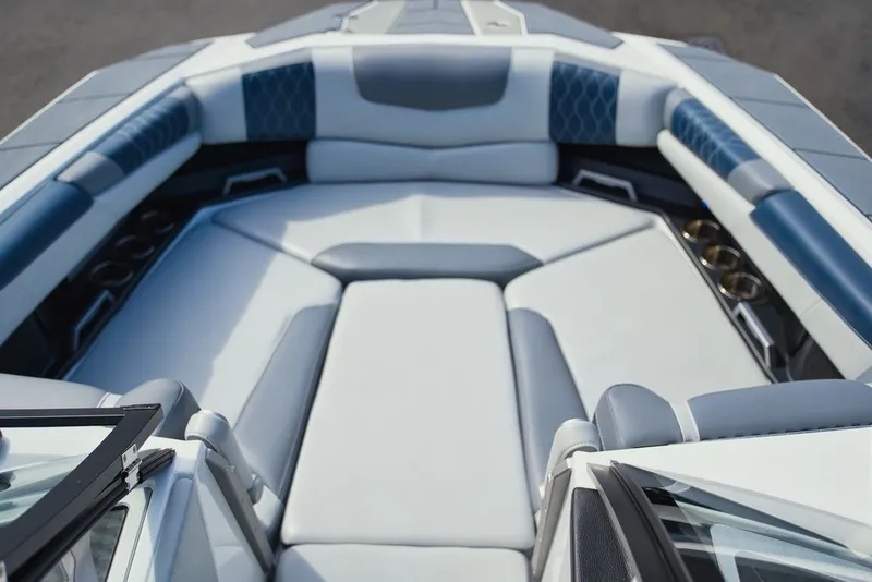 Slide: The Image of Malibu M240 2022 - 18