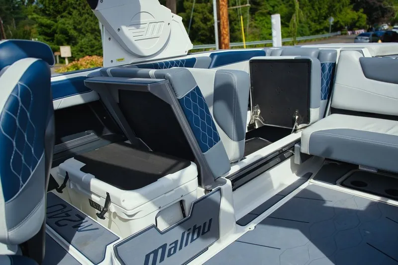 Slide: The Image of Malibu M240 2022 - 22