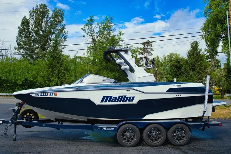 Slide: The Image of Malibu M240 2022 - 2