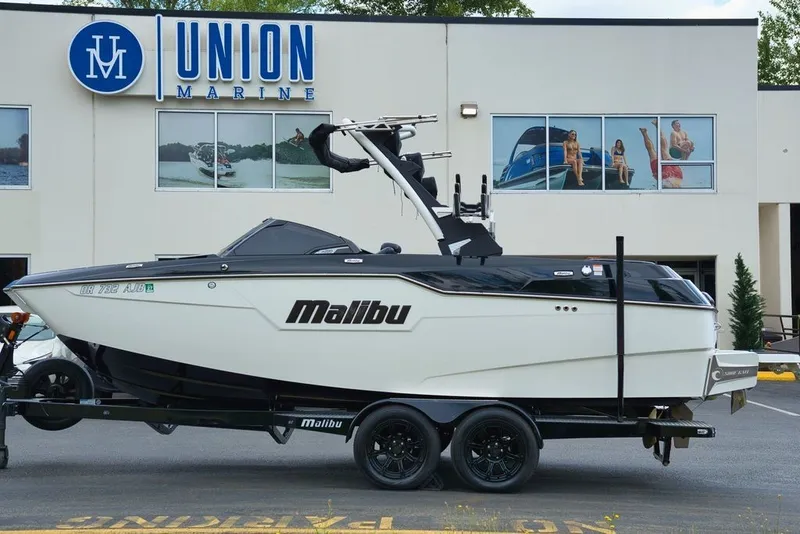 Slide: The Image of Malibu M220 2024 - 2