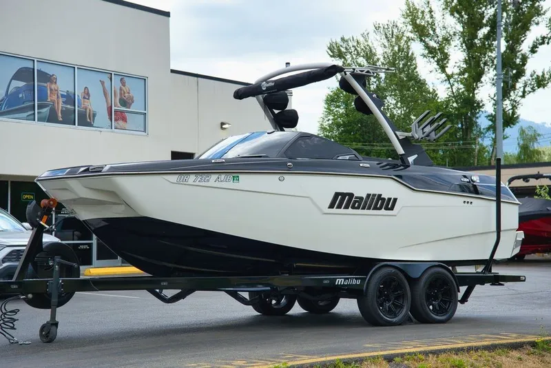Slide: The Image of Malibu M220 2024 - 4