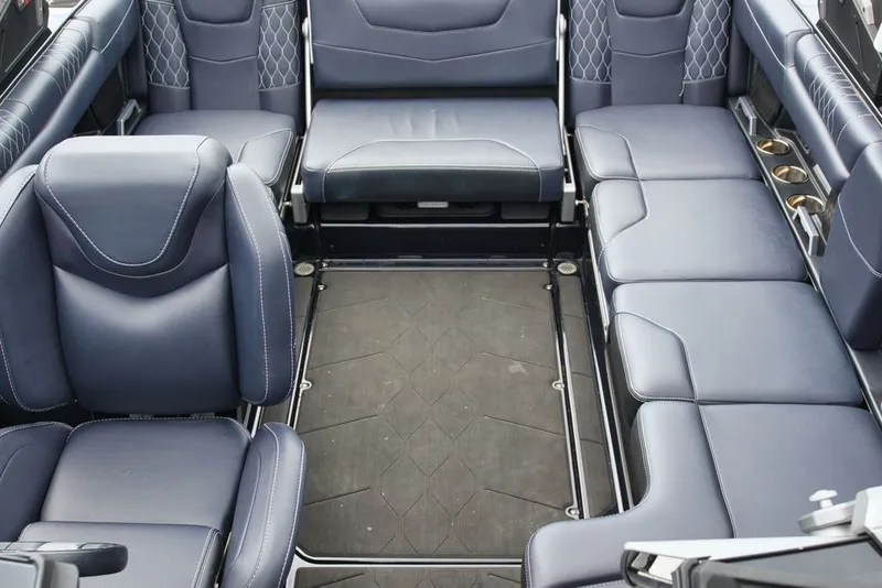 Slide: The Image of Malibu M220 2024 - 16