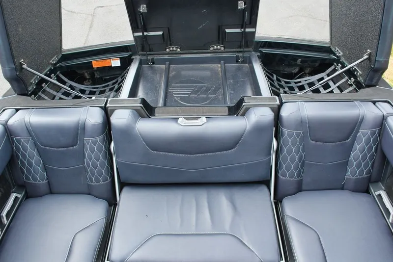 Slide: The Image of Malibu M220 2024 - 20