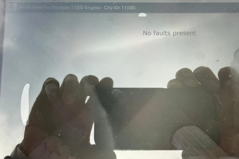 Slide: The Image of Reflection on screen showing "No faults present" message, Sea Fox 225 Bay Fisher 2004. - 40