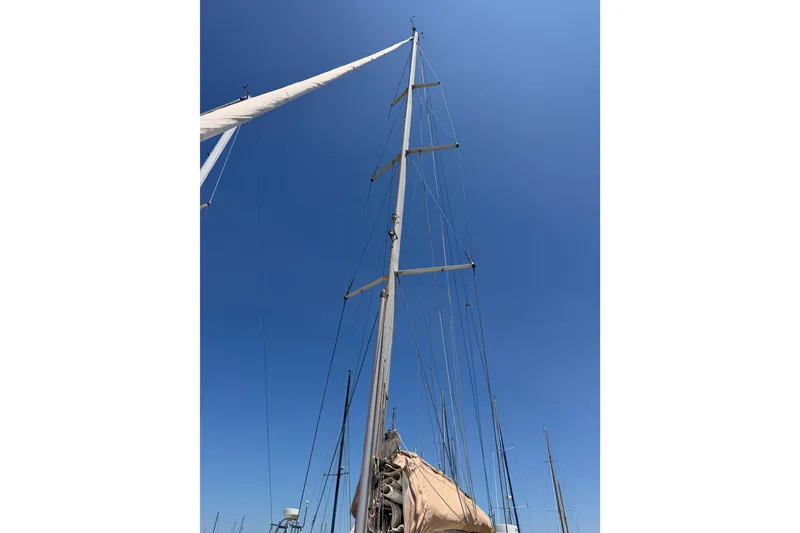 Slide: The Image of Tall mast of 2007 Saga 409 sailboat against clear blue sky. - 10