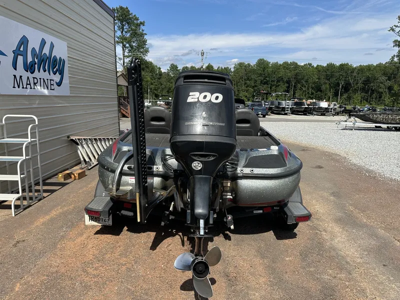 Slide: The Image of A 2017 Nitro Z Series Z19-200HP OPTI boat is parked on a lot. - 9