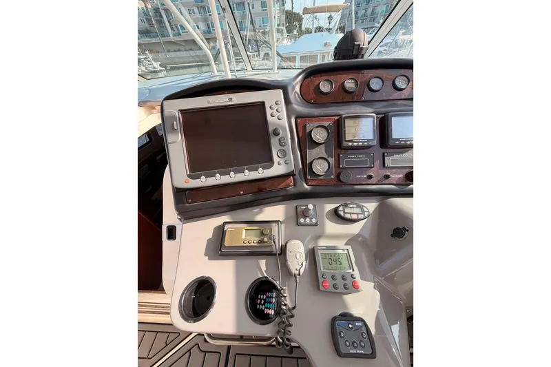 Slide: The Image of Helm of 2005 Cruisers Yachts 405 Express Motoryacht with navigation equipment. - 34