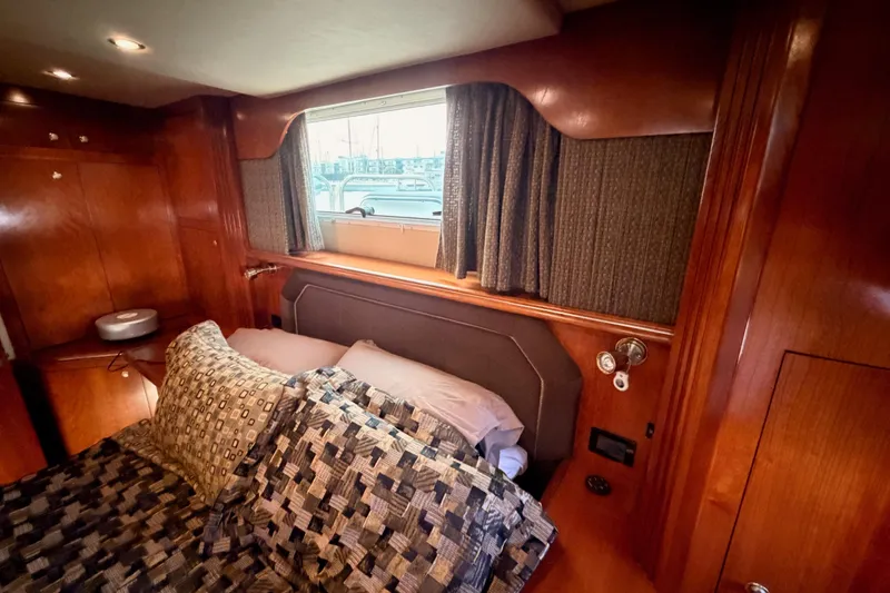 Slide: The Image of Luxurious cabin interior of 2005 Cruisers Yachts 405 Express Motoryacht with cozy bedding. - 78