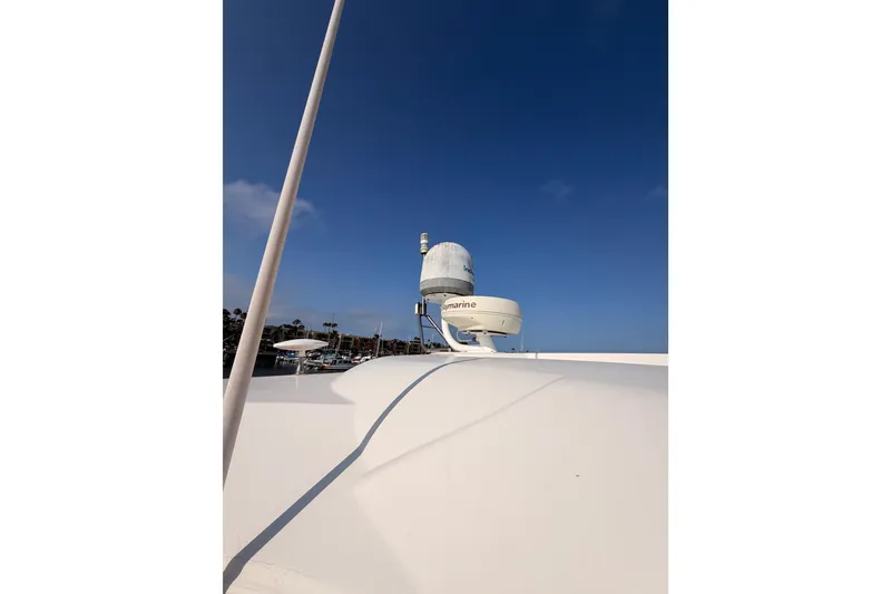 Slide: The Image of Radar equipment on 2005 Cruisers Yachts 405 Express Motoryacht against clear blue sky. - 24