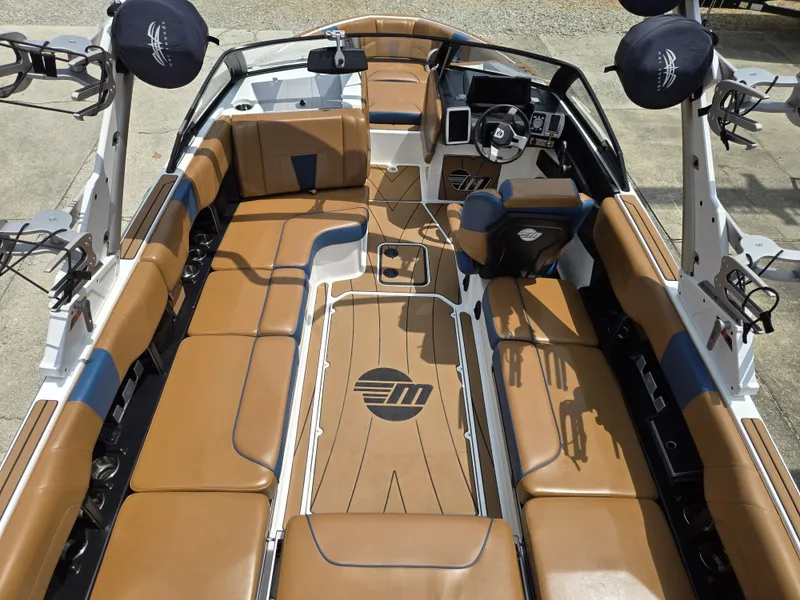 Slide: The Image of Malibu Wakesetter 23 LSV 2022 - 18