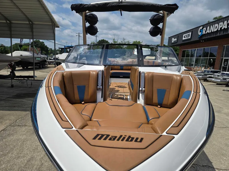 Slide: The Image of Malibu Wakesetter 23 LSV 2022 - 2