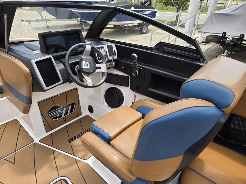 Slide: The Image of Malibu Wakesetter 23 LSV 2022 - 16