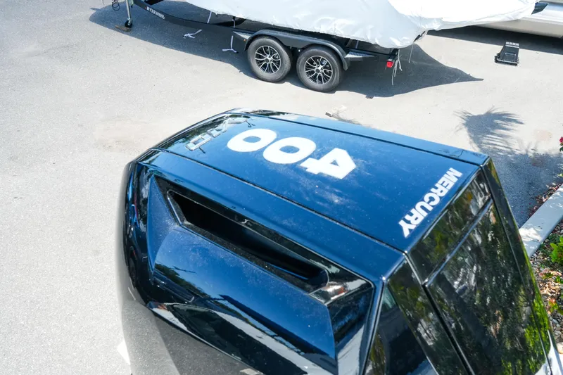 Slide: The Image of Blackfin 262 HB 2026 boat with Mercury engine, parked on a trailer. - 37